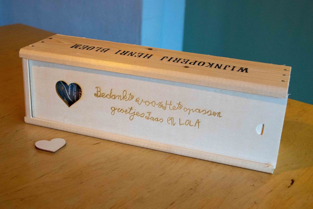 Houten wijnkist met maatwerk gravure en lasergesneden persoonlijke boodschap - Lasergasten