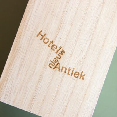 wijnkist graveren met eigen logo bedrijf