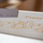 Geboortekaartje laten graveren op hout
