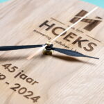 houten klok gravure logo jubileum