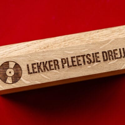 Houten LP houder met Now Playing en Now Spinning gravure - gepersonaliseerde vinyl platenstandaard Lasergasten