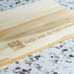 borrelplank graveren logo eigen ontwerp hout