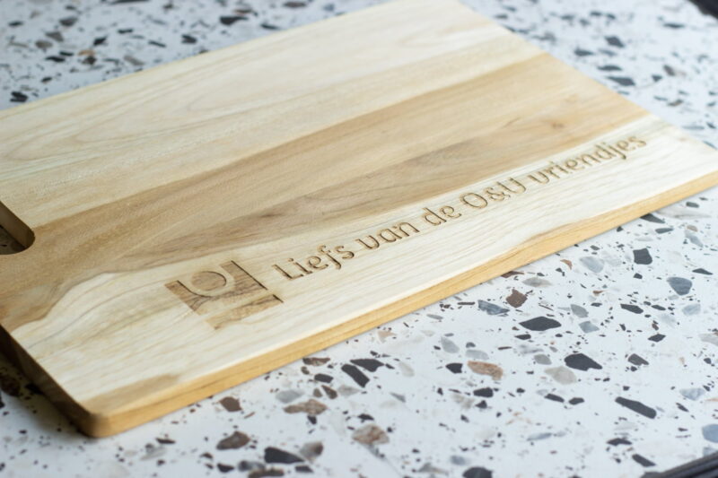 borrelplank graveren logo eigen ontwerp hout