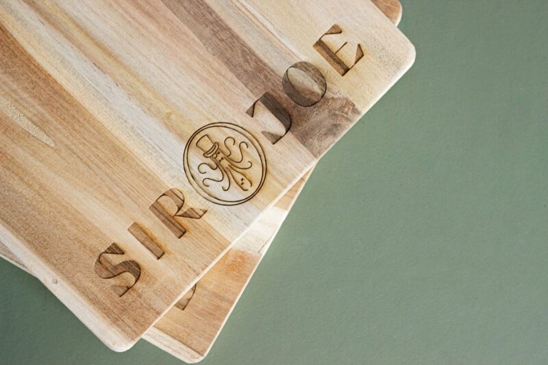 Luxe houten borrelplank graveren met eigen logo
