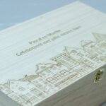 Cadeau verhuizing wijnkist graveren