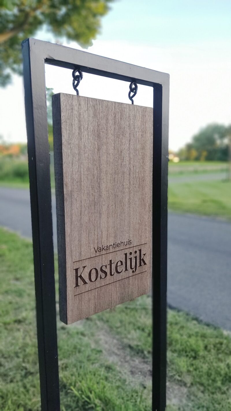 houten uithangbord graveren logo achterkant