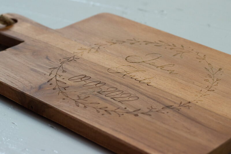 cadeau bruiloft broodplank met namen