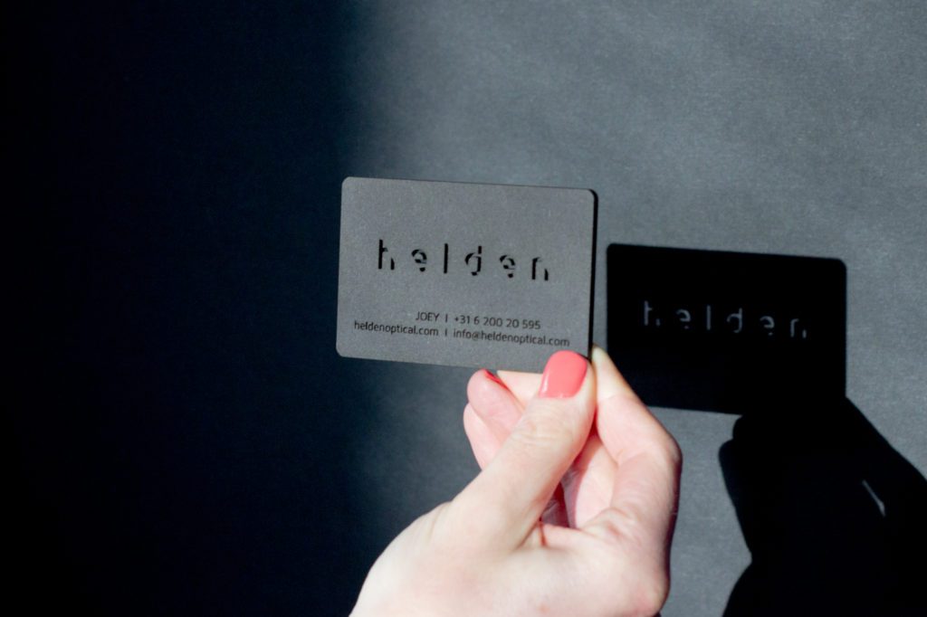 Origineel houten visitekaartje laser gesneden uit zwart MDF