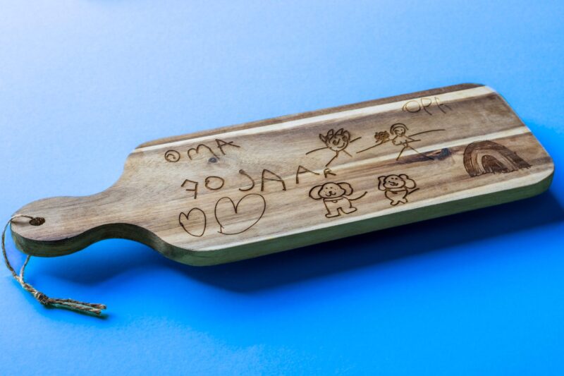langwerpige borrelplank met kindertekening