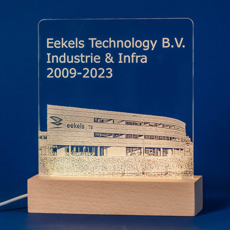gepersonaliseerde-lamp-bedrijfslogo-eigen-pand-gravure-lasergasten gepersonaliseerde lamp met bedrijfslogo