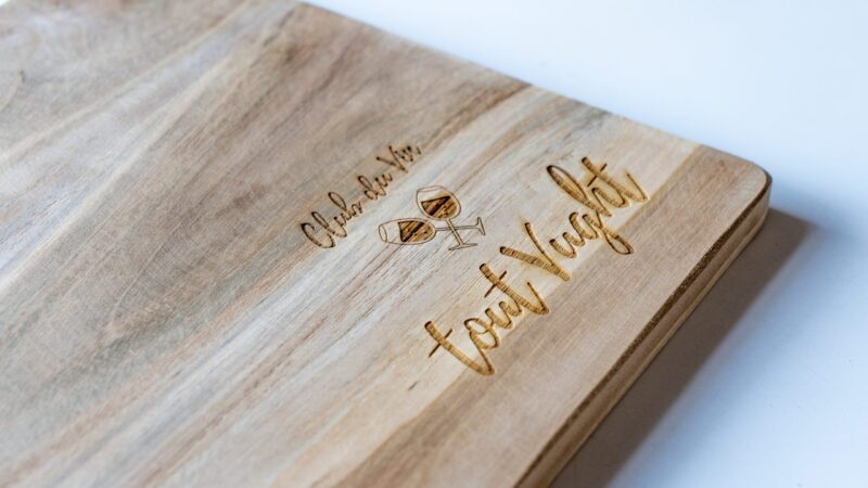 luxe borrelplank logo wijnglazen gravure