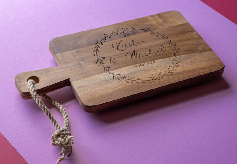 lasergasten borrelplank bruiloft cadeau namen bloemenkrans