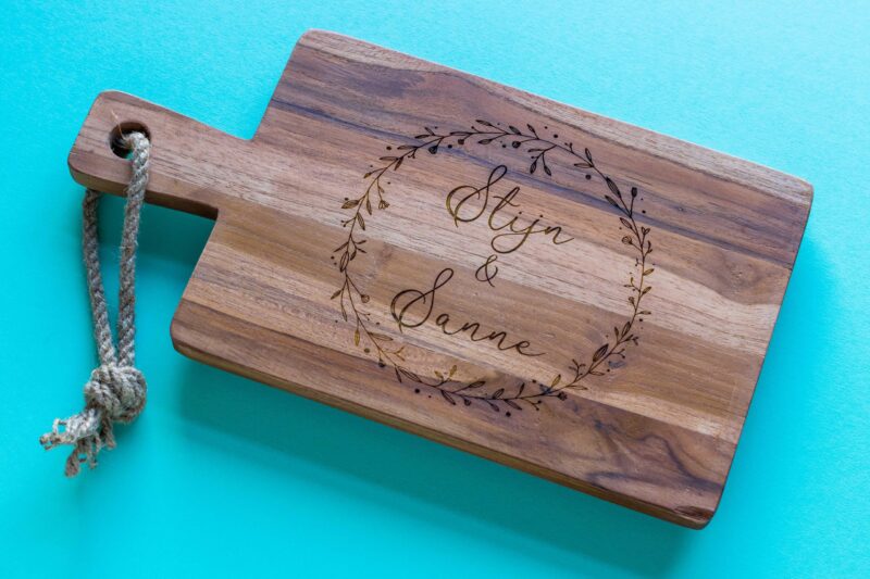 lasergasten borrelplank origineel cadeau bruiloft namen bloemen