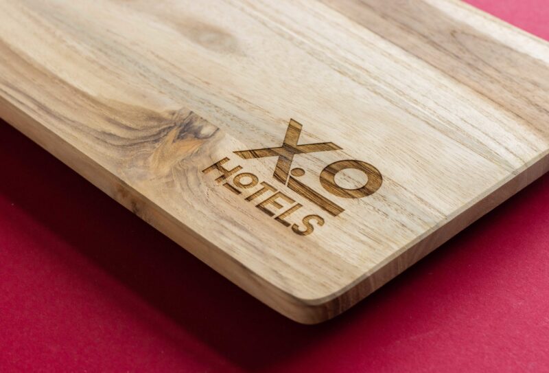 lasergasten teak borrelplank eigen logo gravure