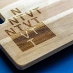lasergasten teak houten plank ntvt logo