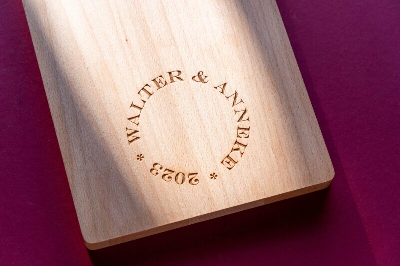 lasergasten cadeau borrelplank beuken huwelijk bruidspaar namen
