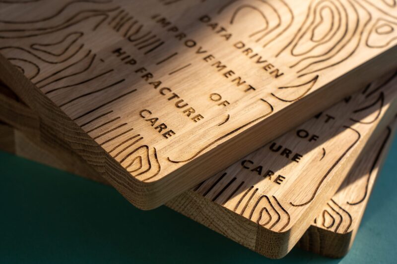 lasergasten eigen logo afbeelding gravure eiken borrelplank