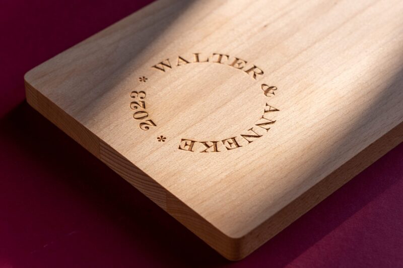 lasergasten beuken borrelplank cadeau bruiloft namen bruidspaar