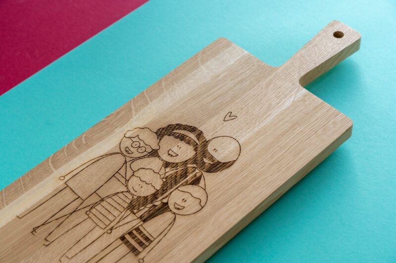 lasergasten eiken borrelplank eigen ontwerp afbeelding tekening gezin