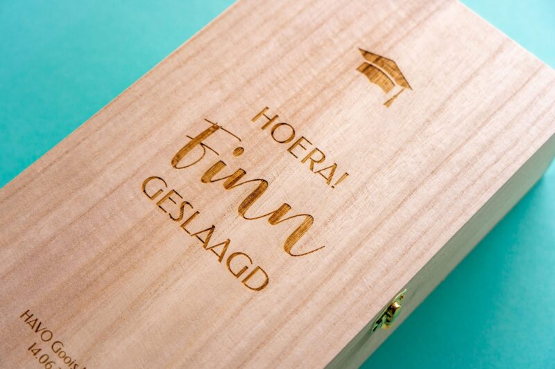 lasergasten wijnkist gravure geslaagd gepersonaliseerd cadeau