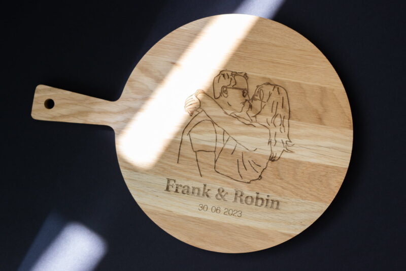bruiloft cadeau eiken borrelplank met tekening, foto of tekst