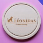 lasergasten-houten-broodplank-logo-gravure-villa-leonidas lasergasten houten broodplank logo gravure villa leonidas