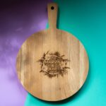 lasergasten ronde eiken borrelplank gravure trouwkaart logo