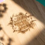 lasergasten ronde eiken plank gravure trouwkaart logo