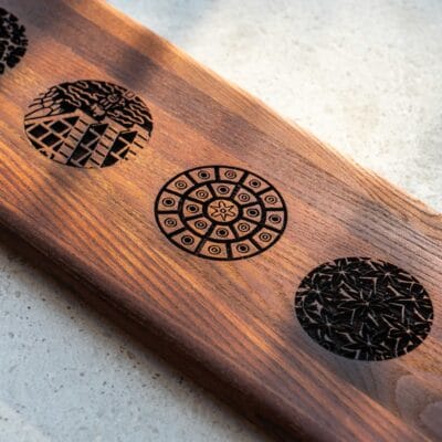 Thermoash borrelplank van donker thermisch behandeld hout met lasergravure - premium cadeau Lasergasten