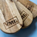 Robuuste mango planken graveren met eigen logo vmg