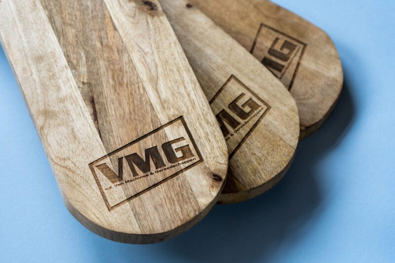 Robuuste mango planken graveren met eigen logo vmg
