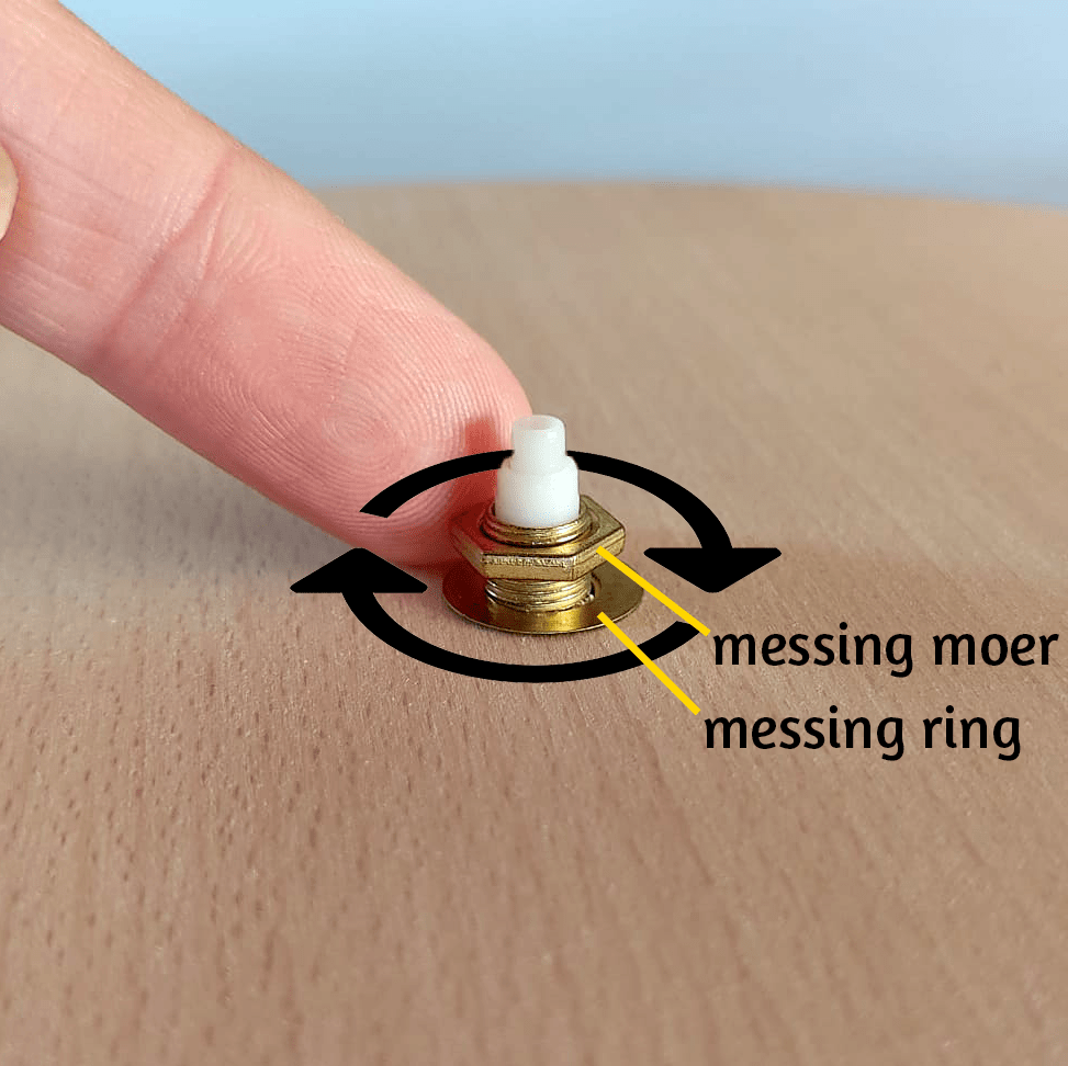 Nadat je de houten klok hebt geplaatst, plaats je de messing ring en vervolgens zet je het uurwerk vast met de messing moer.