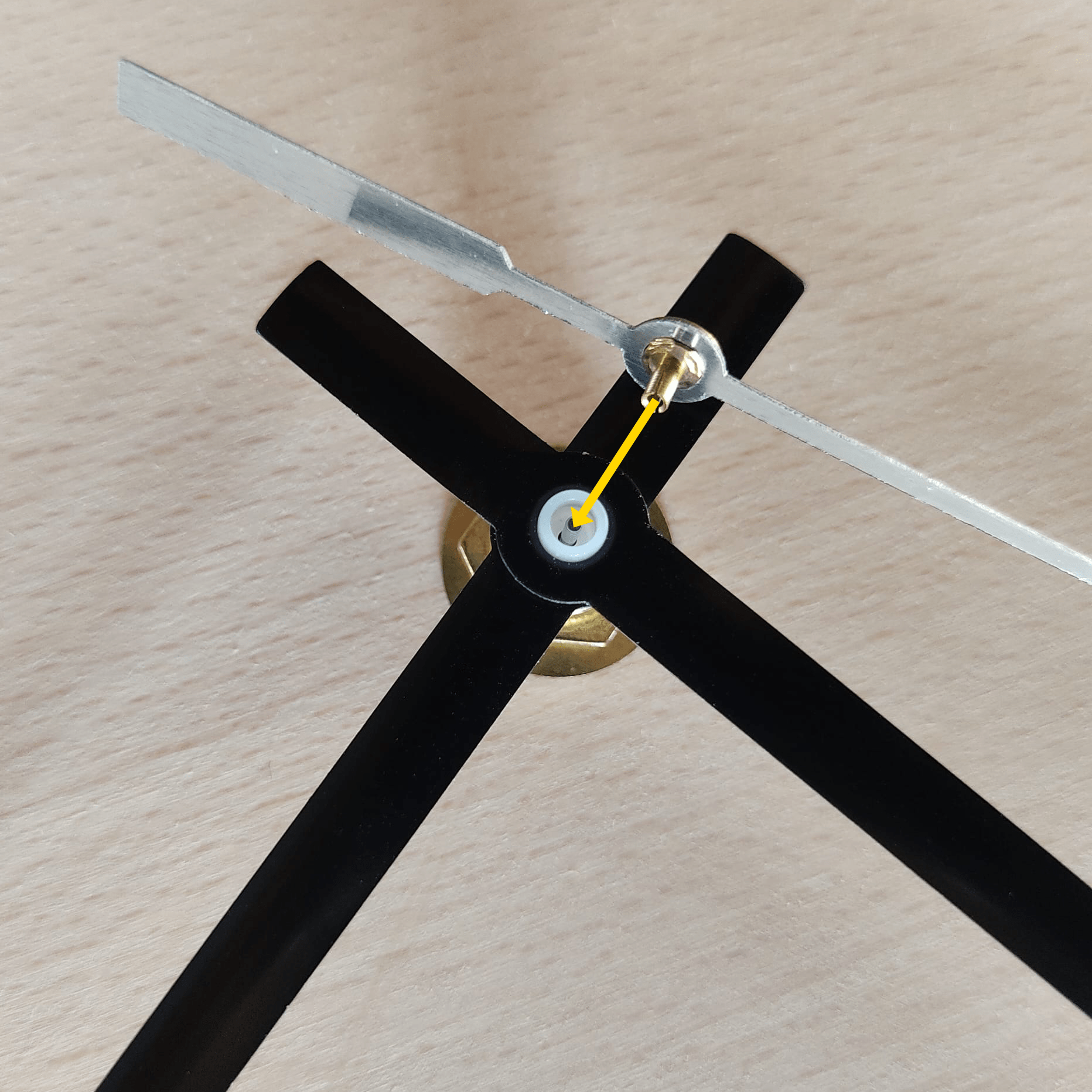 Vervolgens druk je de secondewijzer over het pinnetje in het uurwerk.