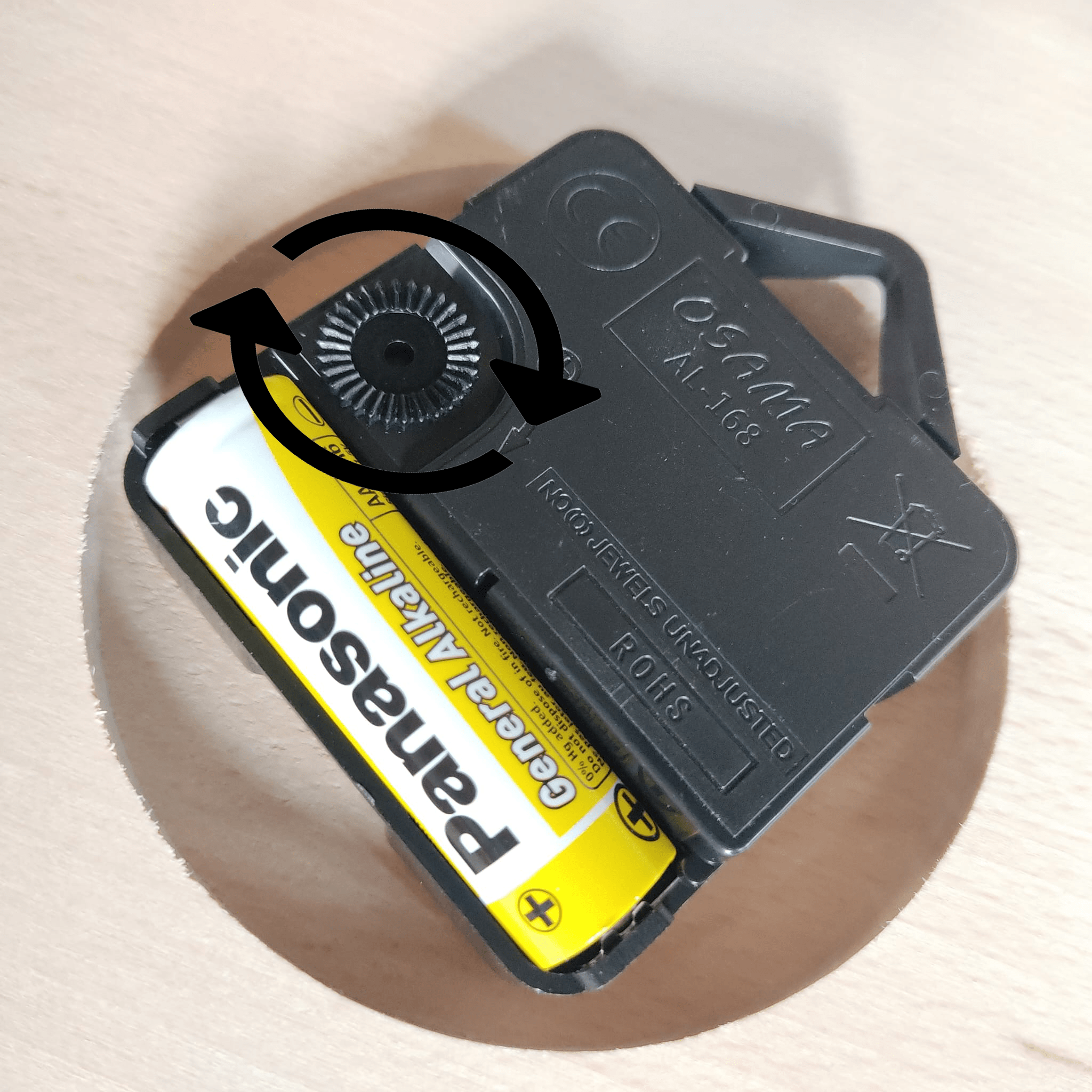 Het is belangrijk om de tijd goed te zetten doormiddel van het draaiwieltje aan de achterzijde.