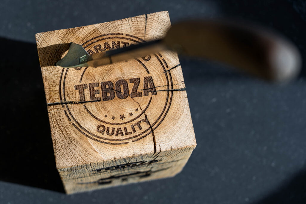 graveren eiken houten blok logo teboza relatiegeschenk restaurants