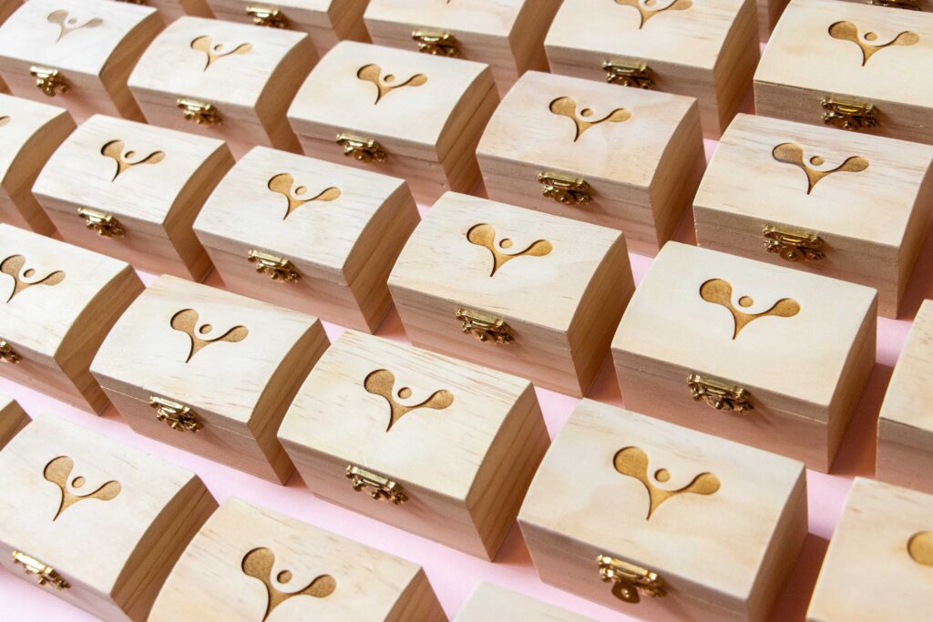 lasergasten logo graveren kisten hout viecuri venlo