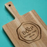 lasergasten eiken borrelplank logo