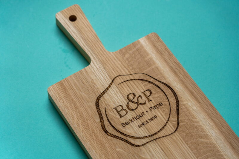 lasergasten eiken borrelplank logo