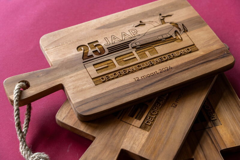 lasergasten relatiegeschenk borrelplank gravure logo back to the future