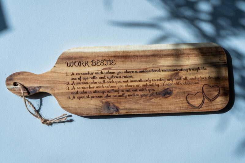 lasergasten rustiek borrelplank graveren cadeau vriend