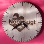 houten klok laten graveren eiken klok lasergasten