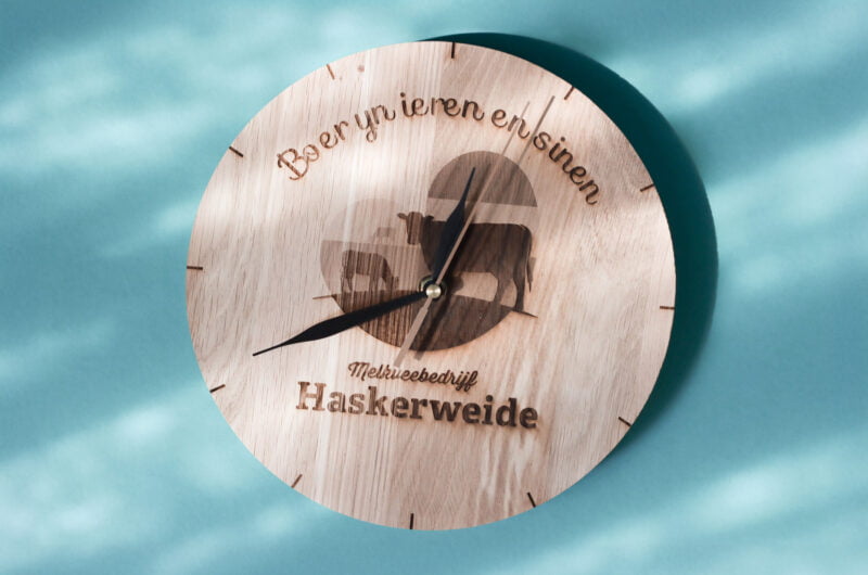 houten klok laten graveren eiken klok lasergasten 3