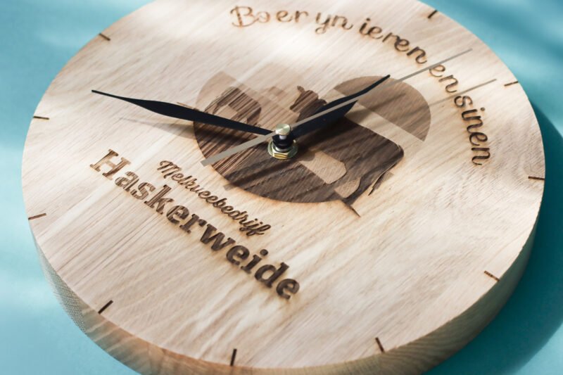 houten klok laten graveren eiken klok lasergasten 4