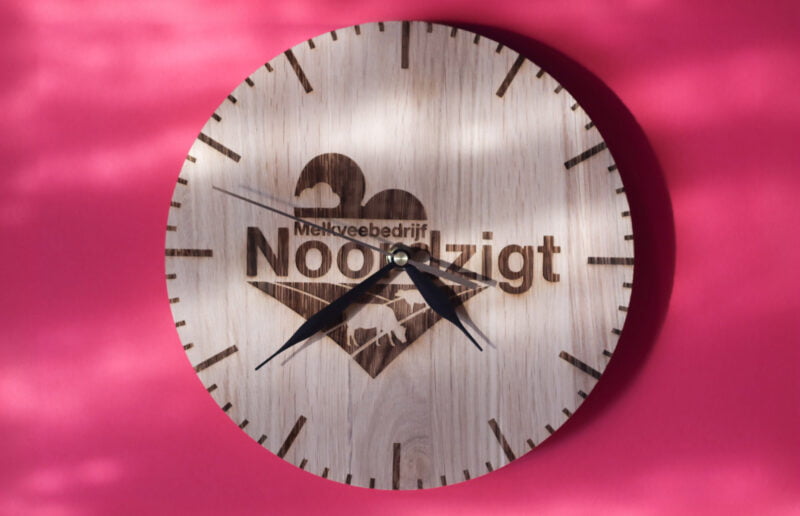 houten klok laten graveren eiken klok lasergasten