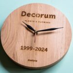 lasergasten-eiken-klok-gravure-relatiegeschenk-cadeau lasergasten eiken klok gravure relatiegeschenk cadeau