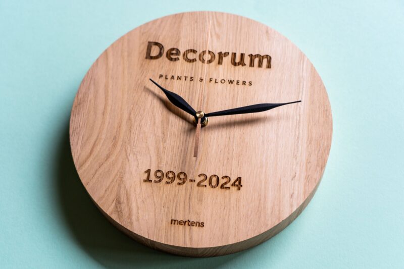 lasergasten-eiken-klok-gravure-relatiegeschenk-cadeau lasergasten eiken klok gravure relatiegeschenk cadeau