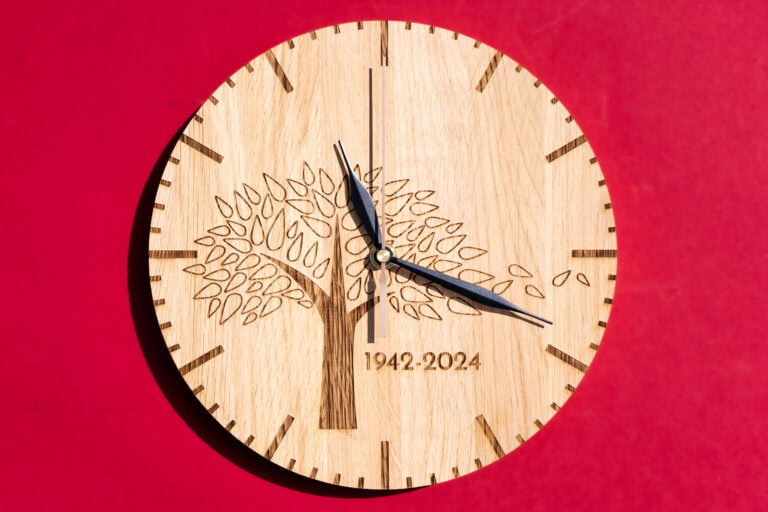 lasergasten eiken klok met gravure klok jubileum 80 jaar