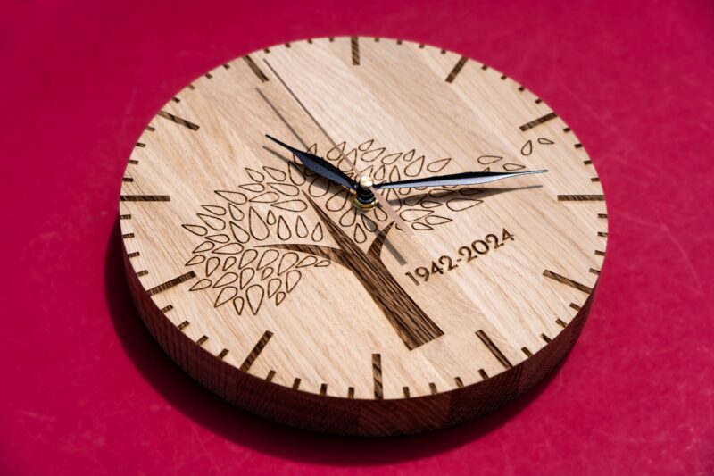 lasergasten-eiken-klok-met-gravure-klok-jubileum lasergasten eiken klok met gravure klok jubileum