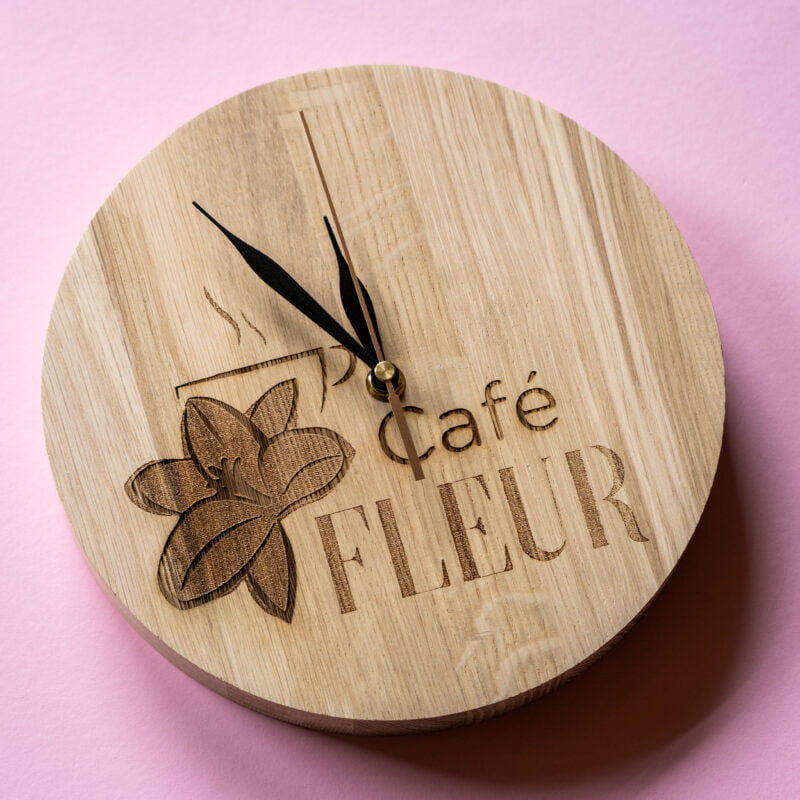 lasergasten eiken klok met gravure logo horeca bedrijf