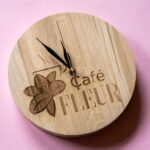 lasergasten-eiken-klok-met-gravure-logo-horeca-bedrijf lasergasten eiken klok met gravure logo horeca bedrijf